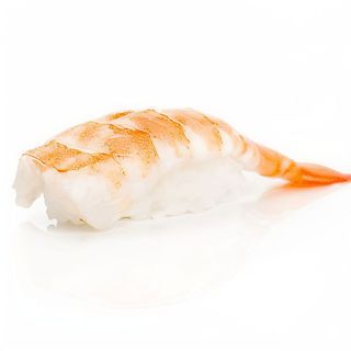 Niguiris de langostino cocido y tobiko