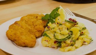 Cotoletta di pollo impanato con contorno
