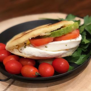 Arepa De Queso Guayanés Y Aguacate (Nuevo)