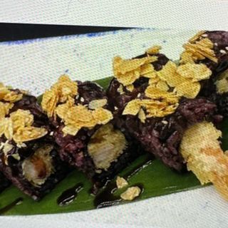 84b. Ura black mandorle