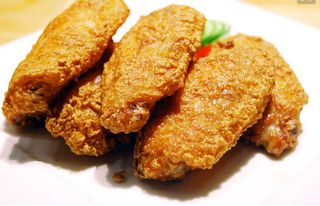 12 Pržena pileća krilca 