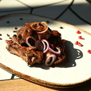Costițe de porc în sos de caramel și soie cu berberis