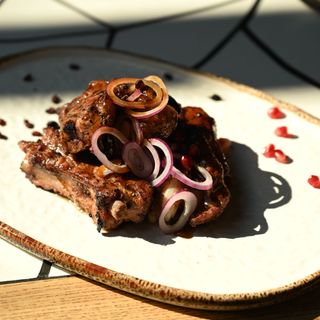 Costițe de porc în sos de caramel și soie cu berberis