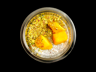 Budincă de chia cu mango și fisitc