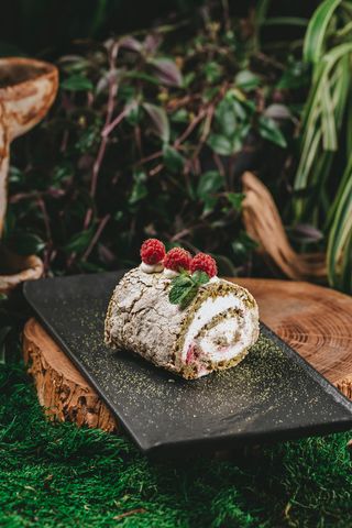 Фисташковый рулет из меренги