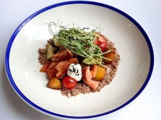 САЛАТ З ЛОСОСЕМ НАШОГО КОПЧЕННЯ