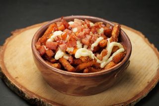 Prženi batat s topljivim sirom i hrskavim špekom