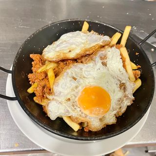 Plato de picadillo con huevo y patatas