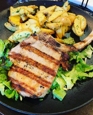 Tomahawk de porc cu sos de ciuperci