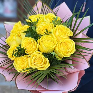 Buchet format din 15 trandafiri galbeni