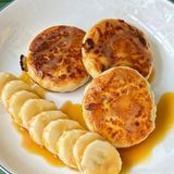 Syrniki sa bananom i karamelom