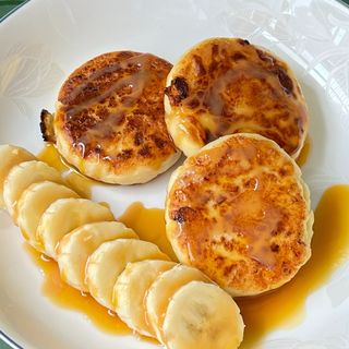 Syrniki sa bananom i karamelom