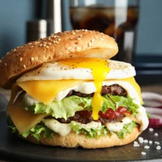 Бургер с кашкавал и яйце