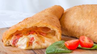 Calzone cotto, funghi, mozzarella e salsa tartufo