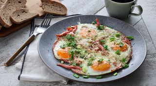 Яичница с колбасой и помидорами