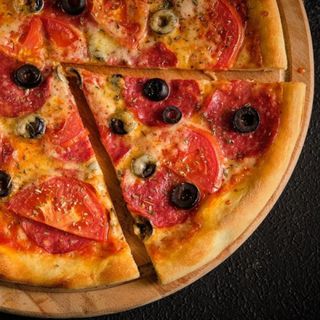 Піца Салямі 30 см / 0,620 гр