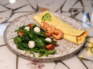 ОМЛЕТ З КРЕВЕТКАМИ ТА ЗЕЛЕНИМ САЛАТОМ