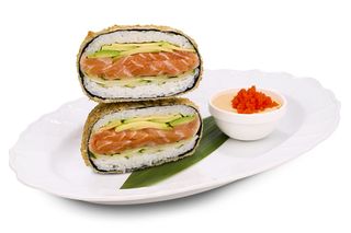 Sushi burger z łososiem i awokado