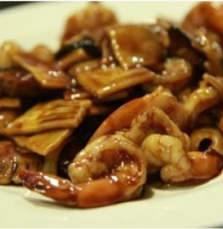 Langostinos con bambú y setas