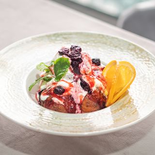 Papanași cu smântână și dulceață