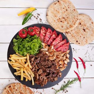 Տավարի Գիրոս ափսեում