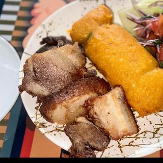 Tamal con chicharròn + 1 salsa de aji amarillo