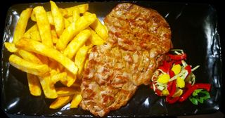 Ceafa de porc macelareasca cu cartofi prajiti