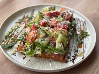 Бельгійські вафлі з лососем