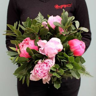 Ramo de peonías coral y rosas pequeño