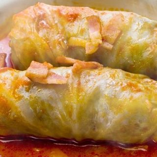 2 szt gołąbki w sosie,ziemniaki,surówka