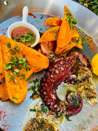 Tentacule de caracatita la gratar cu legume aromatizate