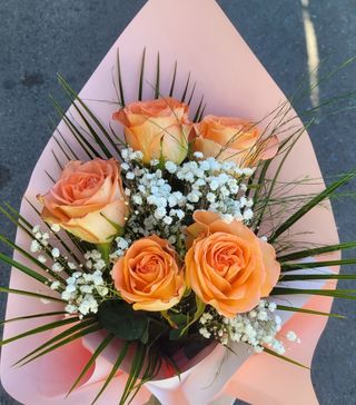 Trandafir 5 cal1 a de ecuador cu gipsofila și palmieri