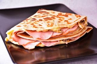 Palačinka sa šunkom i pečenicom