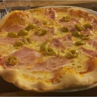 Pizza De Jamón Dulce Y Aceitunas Rellenas