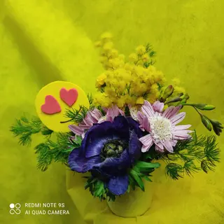Bicchiere con fiori misti + mimosa 
