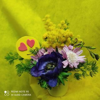 Bicchiere con fiori misti + mimosa 