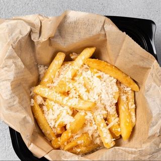 Картофель фри с сыром Пармезан и трюфельным маслом
