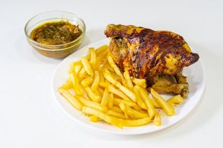 1 Poulet entier + Frites + 1 boisson