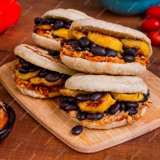 Arepas (4 uds.) y salsas (2 uds.)