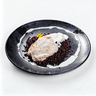 Piept de pui cu sos gorgonzola și orez negru integral