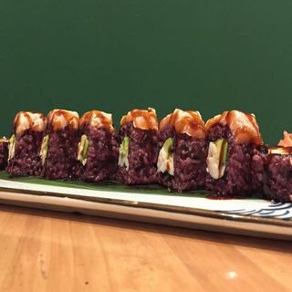 109A .-Rollito Sendi Con Arroz Negro 8 pzs.