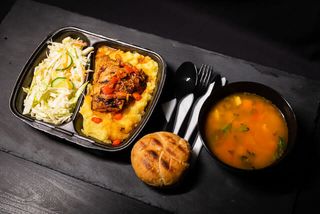 Meniu ostropel de pui & ciorba (~1150g) + desert chec  (60g)