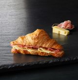 კრუასანი ყველით და ლორით