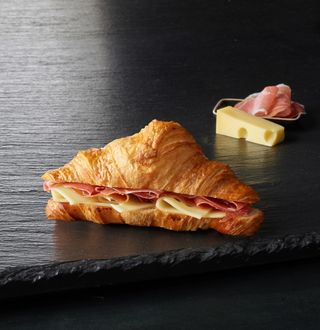 კრუასანი ყველით და ლორით