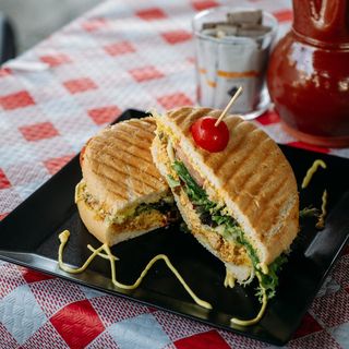 CAMPERO ATÚN TOMATE 