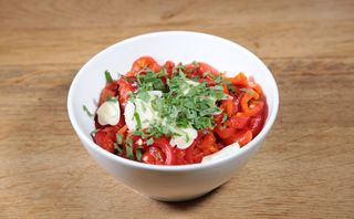 Salata de ardei copt cu usturoi si patrunjel