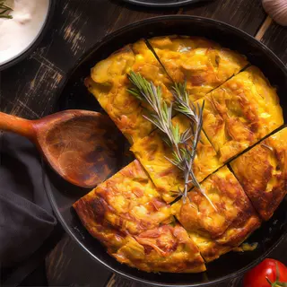 Tortilla de patatas con gulas y langostinos para 4-5 personas