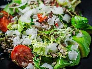 Салат авокадо з козячим сиром (180g)