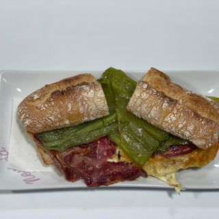 Lomo, Queso Edam, Jamón Serrano Reserva y Pimientos Verdes