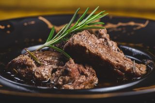 Biftek u ulju sa pire krompirom